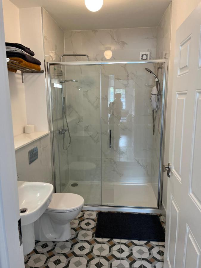 2 Bedroom Apartment Central Town Location 에니스코티 외부 사진